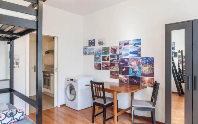 Cozy central apartment 1min train