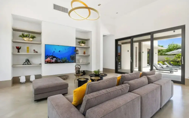 New Designer Villa King Beds Pool Near Beach