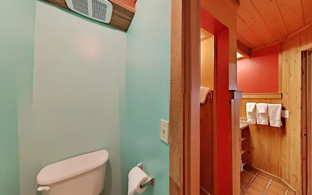 Slopeside 2 Bedroom Condo with 3 Spas! Easy Access to Recreation! by RedAwning