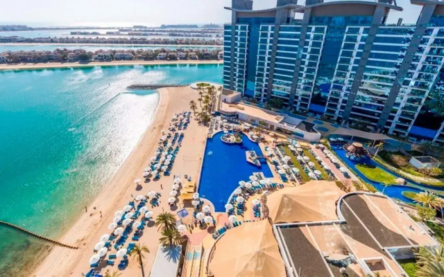 Modish Palm 3BR w Private Balcony Beach Access