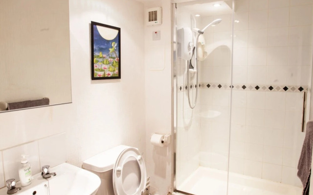 2BD Apartment, 500m From Windsor Castle, Parking