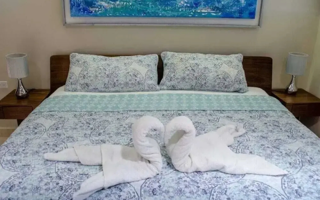 1 Br. Steps From the Beach Roof W/ocean View