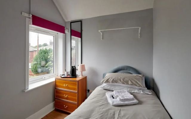 Detached 3 Bed House, Ideal for Long Stays & Pets