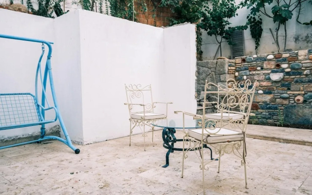 Comfy Flat w Patio 3 min to Beach in Bodrum