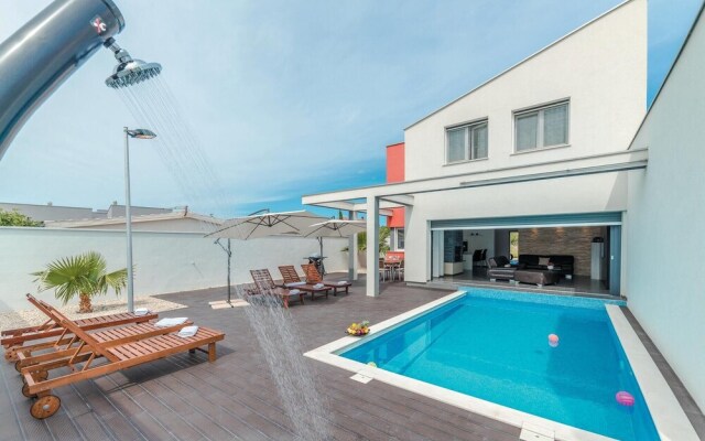 Stunning Home in Vrsi Mulo With Wifi and 4 Bedrooms