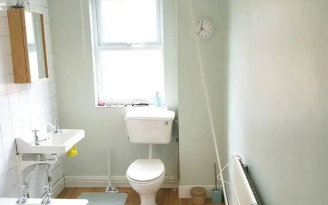 Spacious 2 bed Airbnb (entire house!)