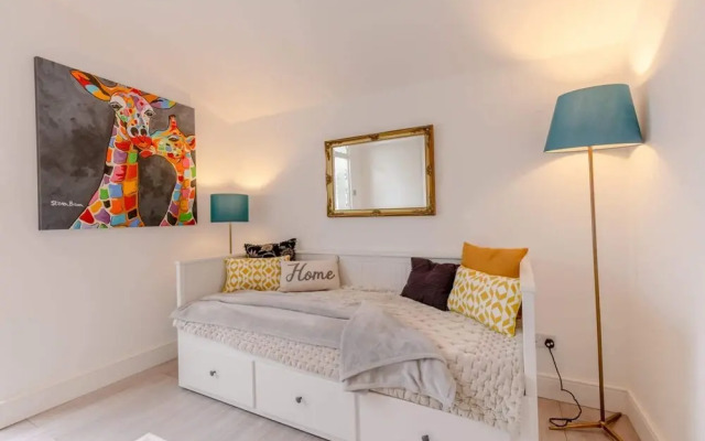 Modern 2 Bedroom Apartment in Wimbledon With Garden
