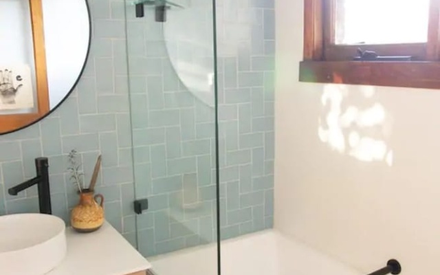 Charming Cottage With Leafy Courtyard – Bathroom – Sydney
