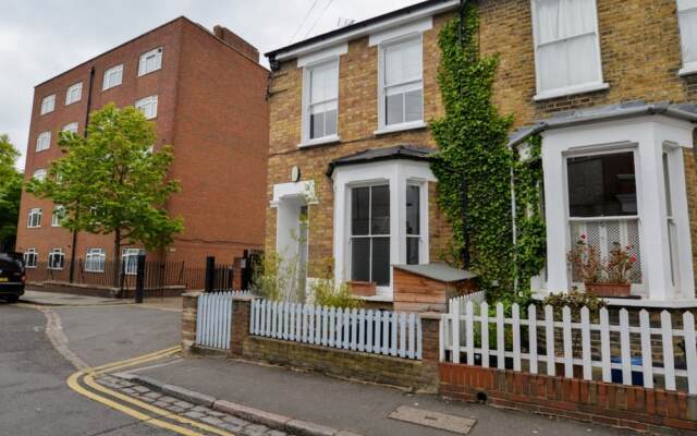 3 Bedroom House In Heart Of Stoke Newington