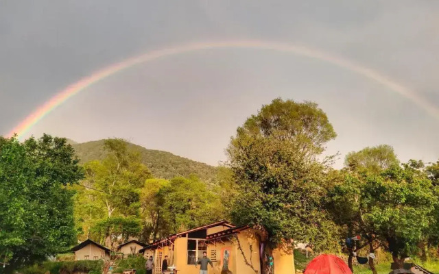 Monkey Mud Hostel And Camps