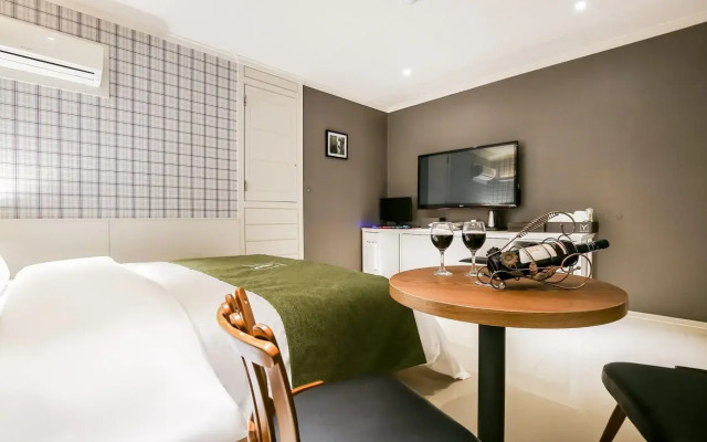Yellow Hotel