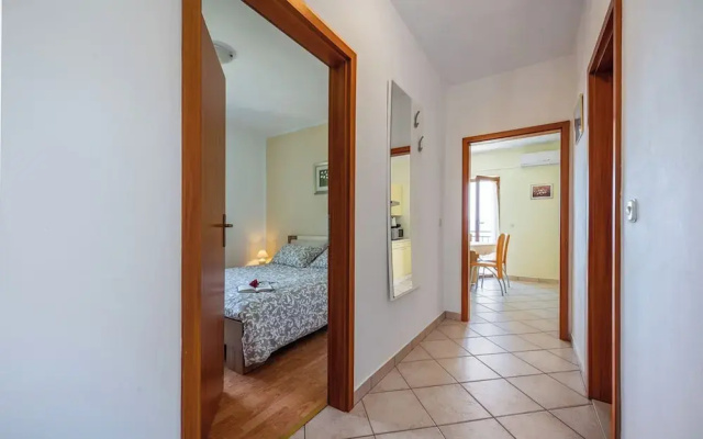 Seaside Apartment With Jacuzzi in Drenje