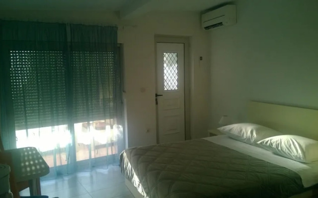 J & B Holiday House
