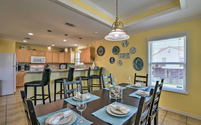 Walk to Galveston Beach: Pet-friendly Home