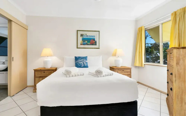 Beachfront Bliss 3-bedroom Apartment with Sea View 4