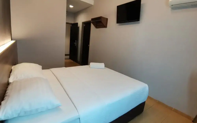 OYO 89443 Lumut Hotel