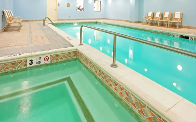 Holiday Inn Express Hotel & Suites Latham