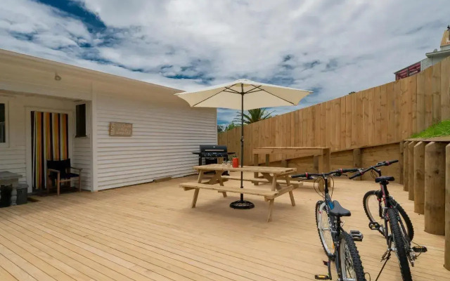 Sun Seeker Bach - Ferry Landing Holiday Home