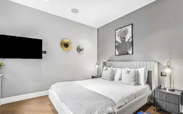 The Legacy Apartment - Soho - by Frankie