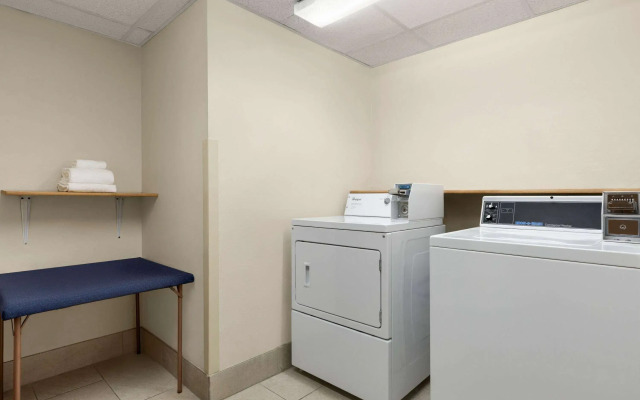 Super 8 by Wyndham Germantown/Milwaukee