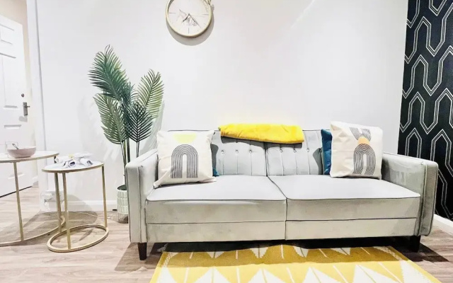 House - Sleeps 10 - Parking - Garden