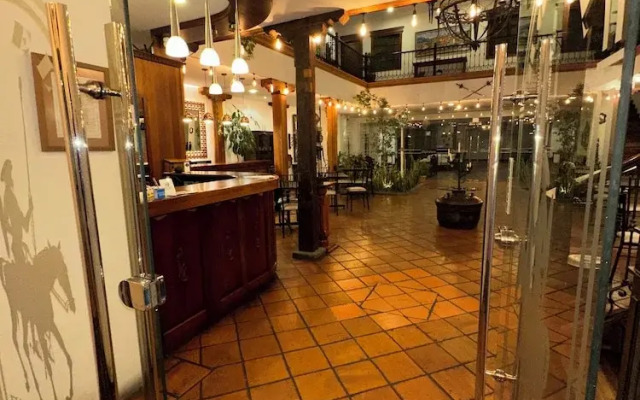 Hotel & Suites El Quijote