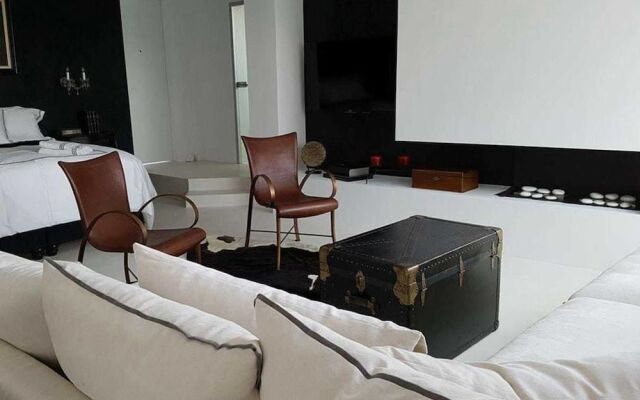 Alto Psyrri Penthouse by K&K