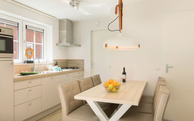 Luxurious Stately Villa With 3 Bathrooms, 1km From the Beach