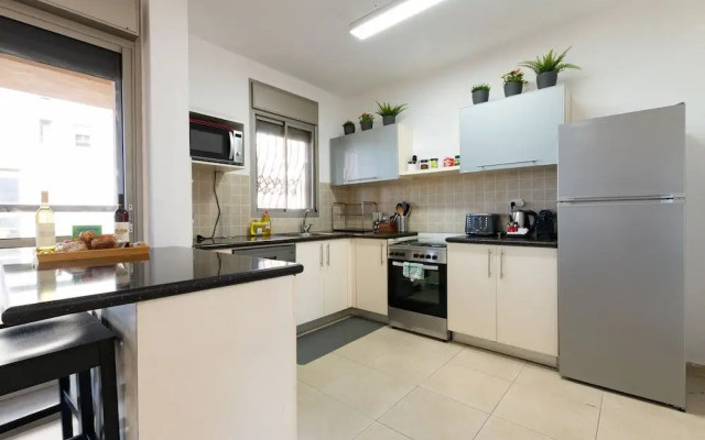 Stylish & Cozy Seaview Vacation APT