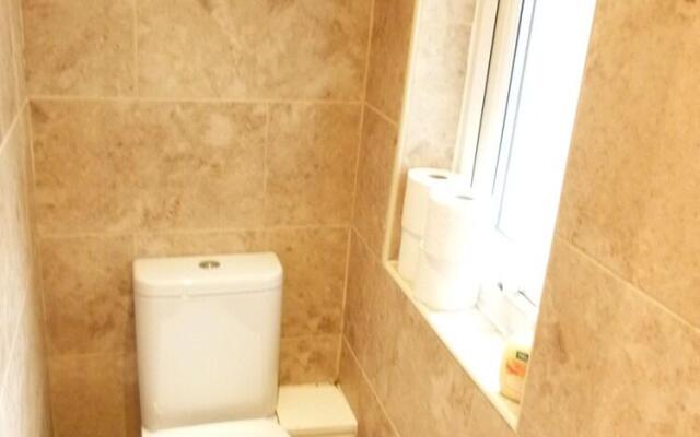 SS Property Hub - Family Apartment in Kensington