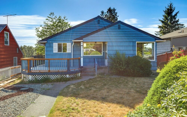 Updated Tacoma Home w/ Fire Pit!