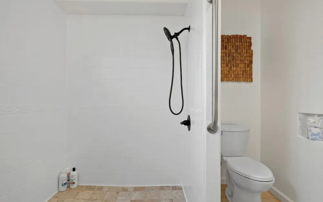 Spacious 5BR Retreat 8 Beds Beach & Golf