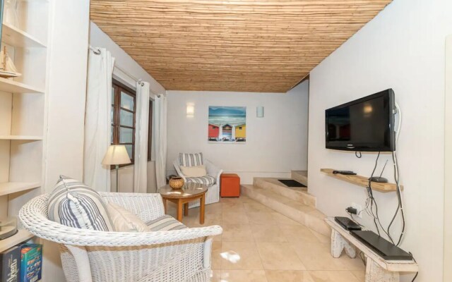 Tropical 1BD Hideaway Near Queens Beach, Fresnaye!