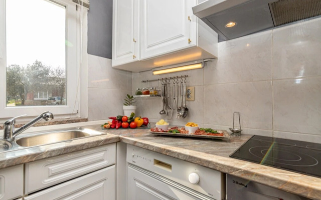 Deluxe Apartment Sandra 1200m From Beach