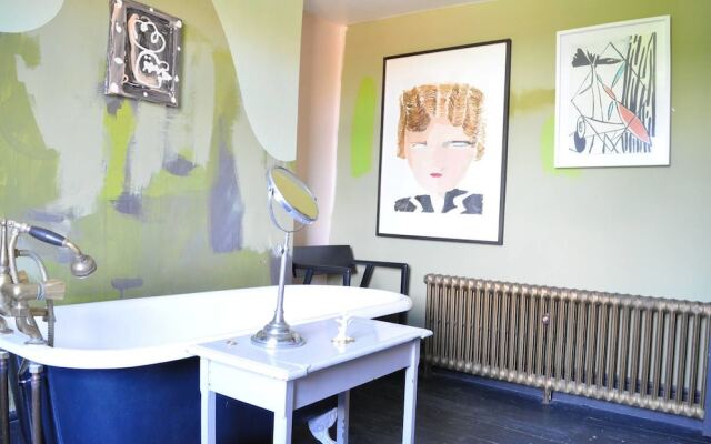 Colourful 3 Bedroom House in Camberwell
