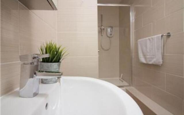 Stayzo Premiere Serviced Accommodation - 17