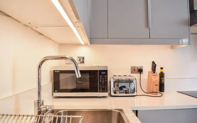 Stylish 3 Bedroom Home With Roof Terrace