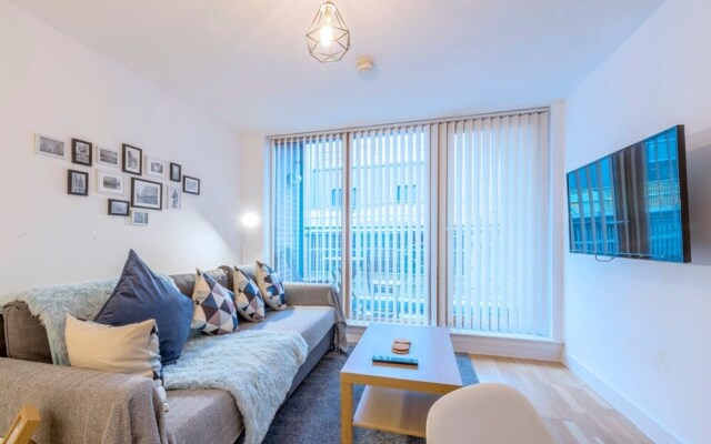 Modern Apartment in City Centre With Balcony