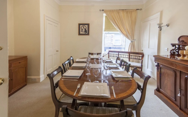 1 Varis Apartments