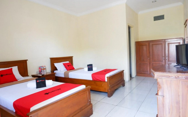 RedDoorz Plus near Stadion Wijaya Kusuma