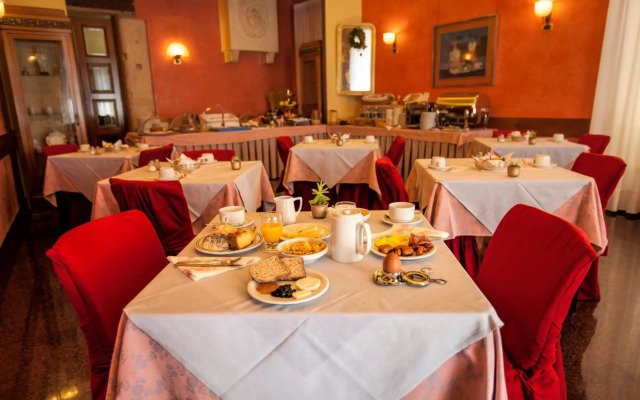 Colomba D'Oro Hotel