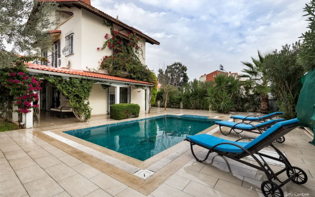 Villa Cona By Villatatilin