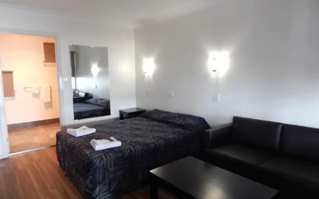 Jolly Collier Hotel Motel