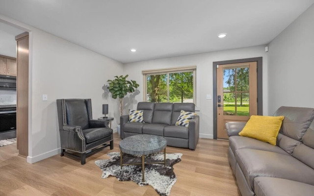 The Pines-pets,across From Ivy Center EC, Town!