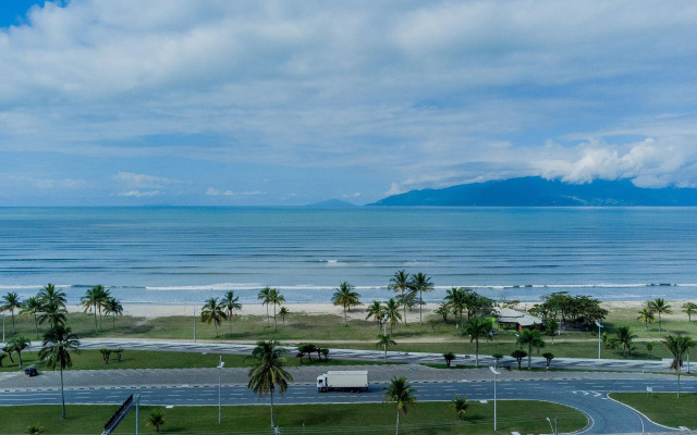 Casa com piscina e churrasqueira perto da praia