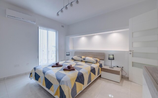 Spacious Apartment Steps to the Promenade