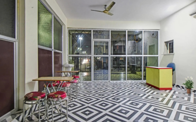 OYO Townhouse 1128 Hotel Royal Palm Inn