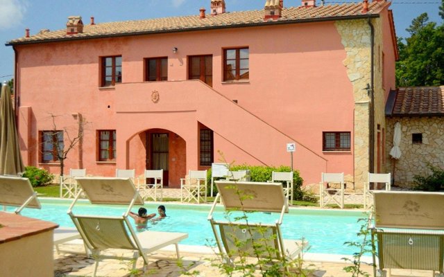 Cosy Apartment With Swimming Pool and Garden Close to Volterra and S Gimignano