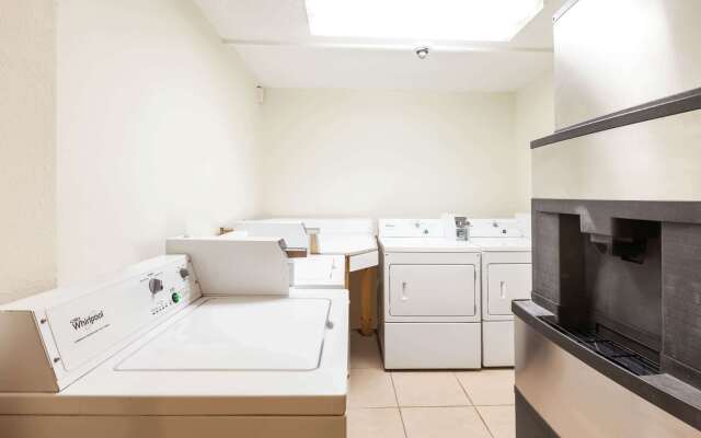 Super 8 by Wyndham Beaumont I-10 South/College St