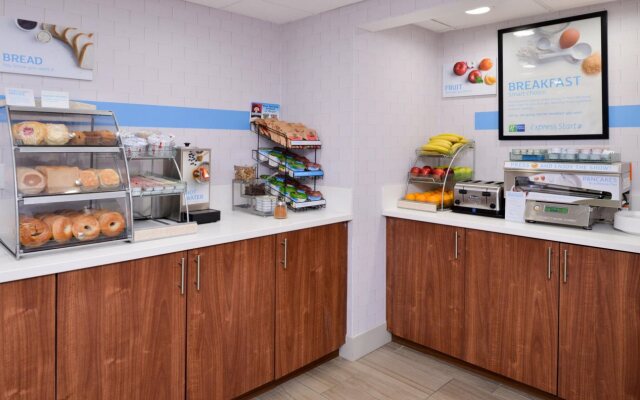 Holiday Inn Express Palm-Desert by IHG